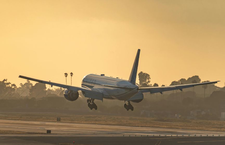 Volo UA965 Napoli-Newark cancellato: rimborso e indennizzo
